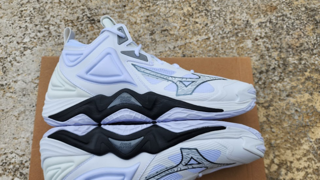 Mizuno Wave Momentum 3 on box